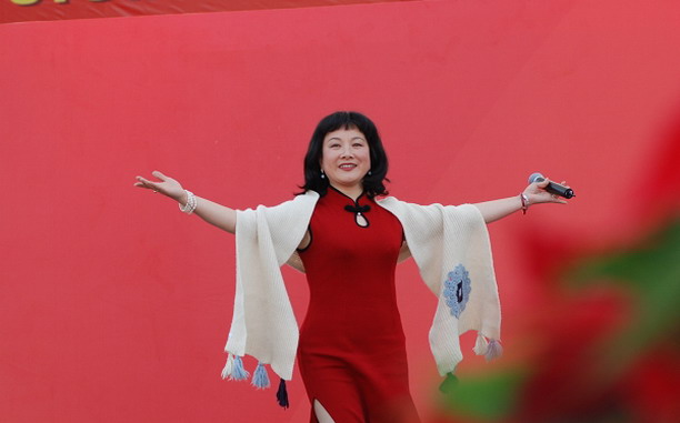 著名歌唱家曹燕珍献歌一曲庆典大会还举行了取土仪式,吴淞,四川合川